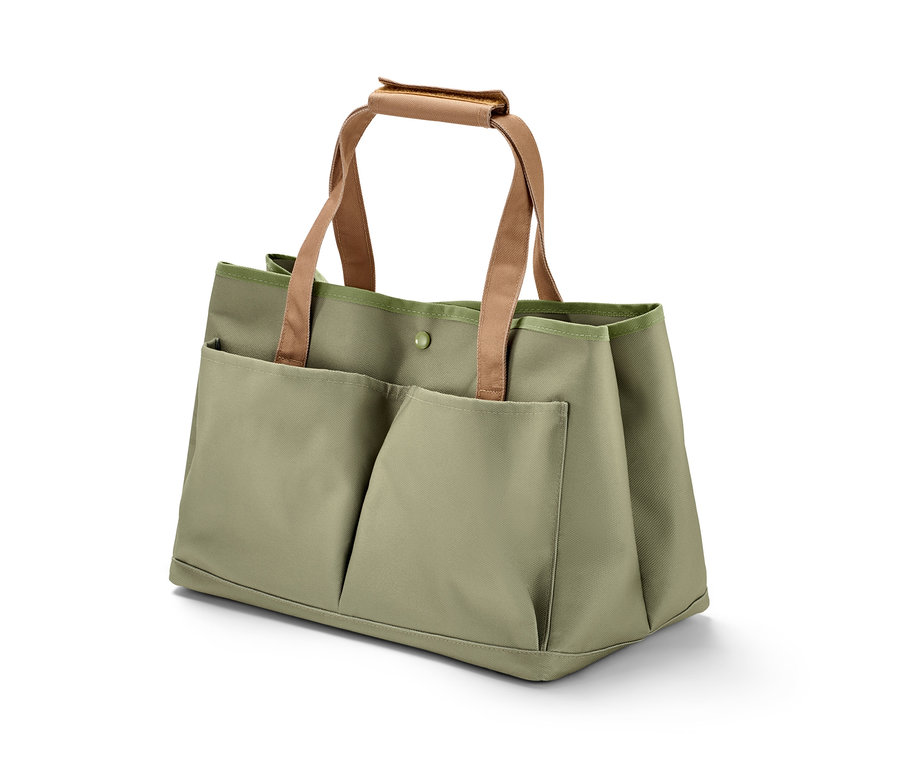 Eine grüne Gartentasche mit braunen Griffen.