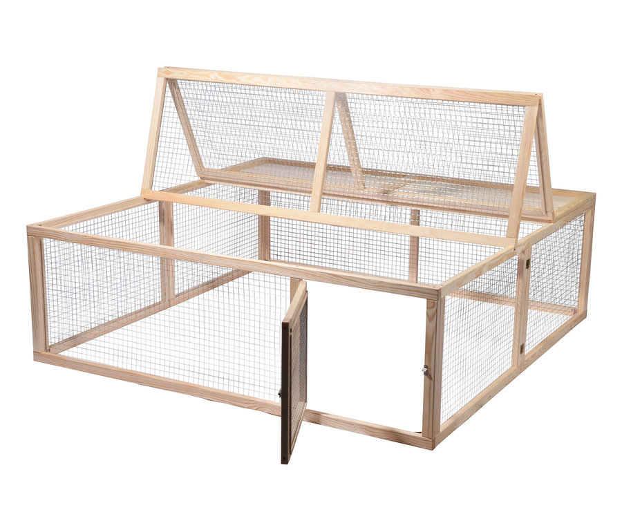 Ein Dobar Freilaufgehege aus Holz mit Drahtgitter und einer offenen Tür.