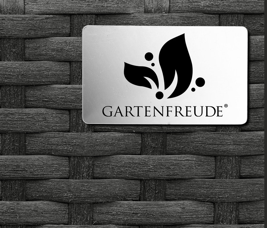 Detail einer anthrazitfarbenen Polyrattan-Pflanzsäule mit Gartenfreude Logo.
