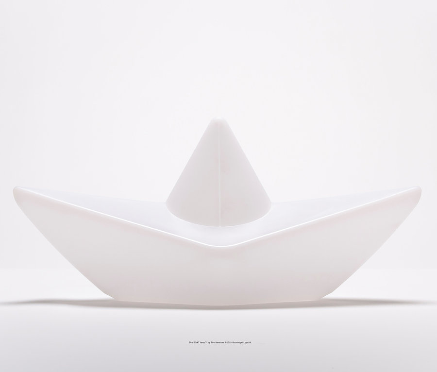 Weiße Goodnight Light LED-Leuchte »Boot« in Form eines Schiffs auf weißem Hintergrund.