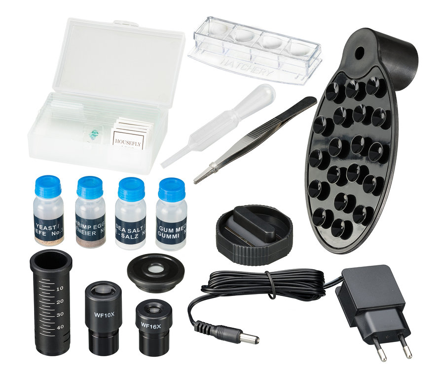 Ein Mikroskopie-Zubehörset umfasst Objektträger, eine Pipette, eine Pinzette, Fläschchen mit Lösungen, WF10X- und WF16X-Okulare sowie ein Netzteil.
