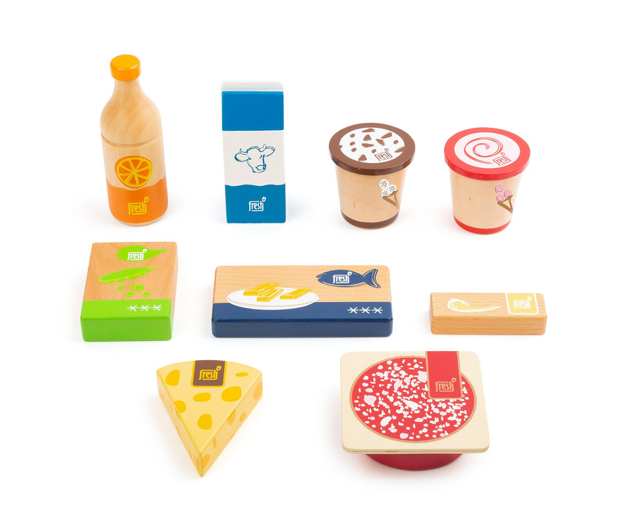 Ein Set aus Holzlebensmitteln, darunter ein Getränk, Milch, zwei Joghurts, Erbsen, Pommes Frites, Butter, Käse und Pizza.