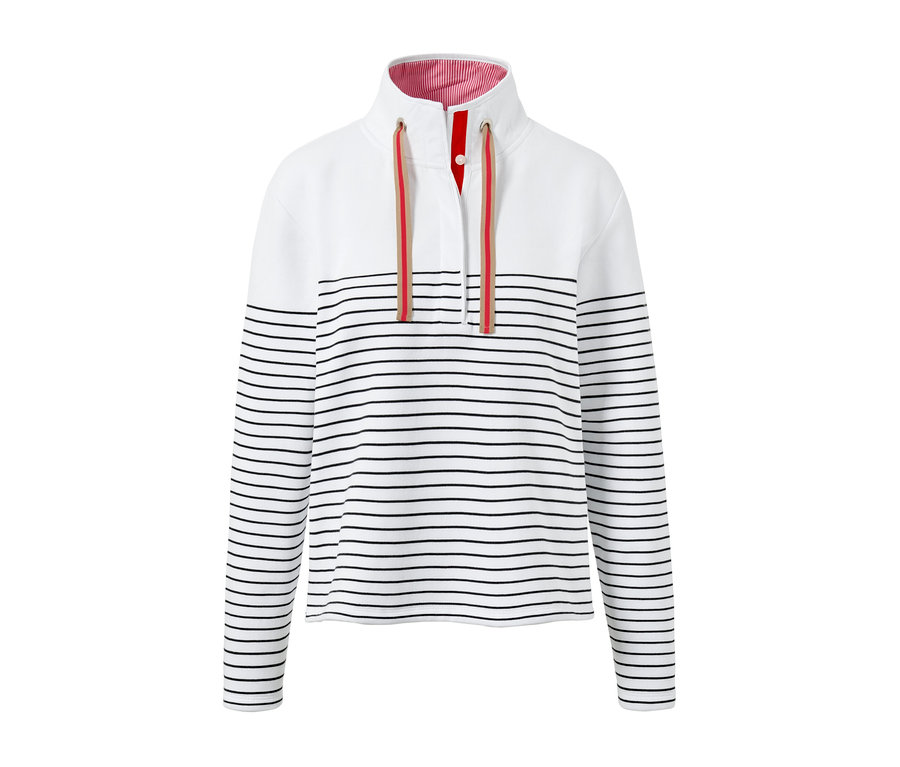 Ein gestreiftes, weißes Sweatshirt mit langen Ärmeln.