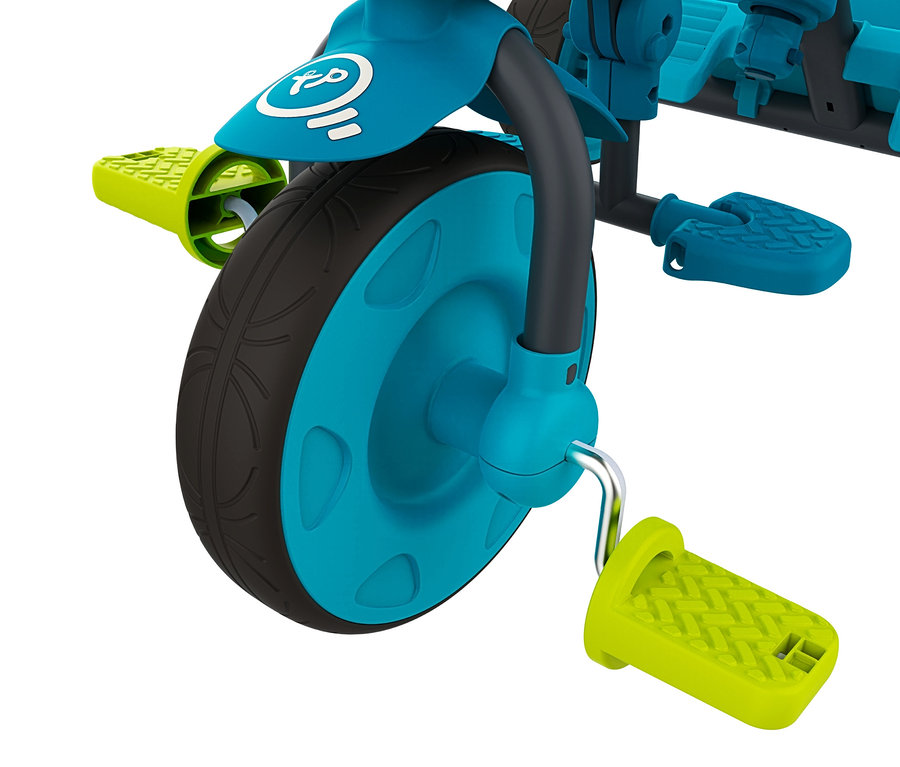 Detailaufnahme von dem blauen TP Toys 4-in-1-Dreirad »Dino« mit schwarzem Reifen und grünen Pedalen.