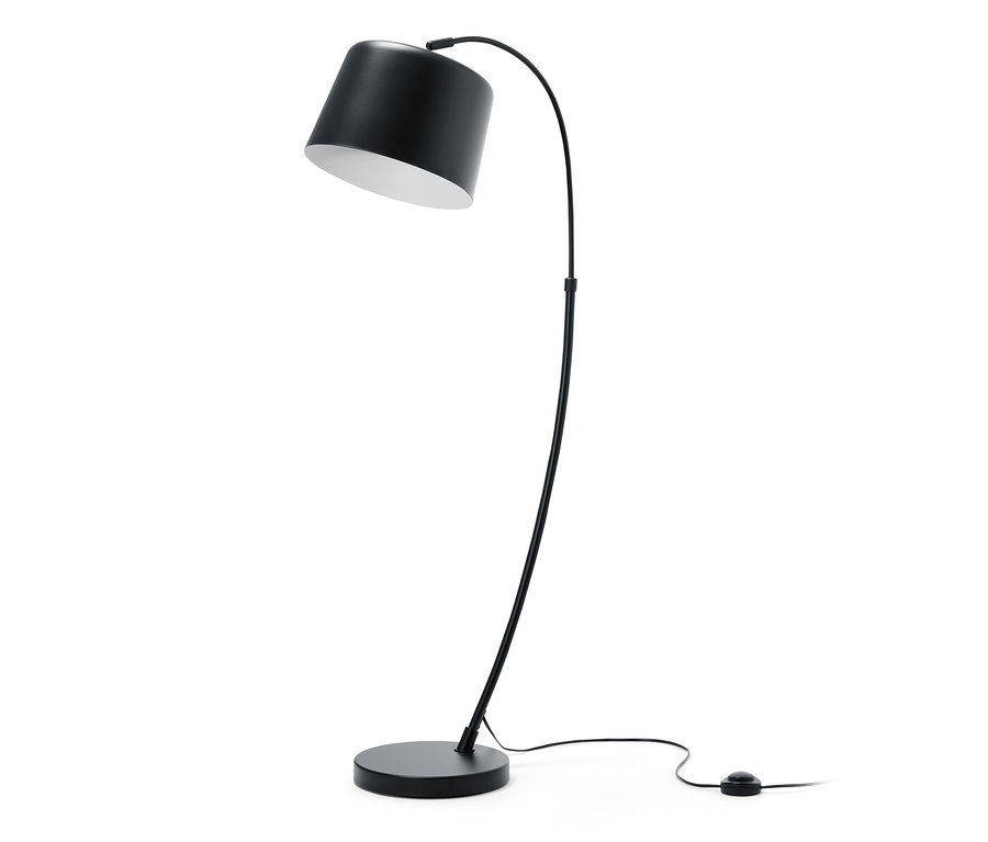 Schwarze Bogenleuchte aus Metall.