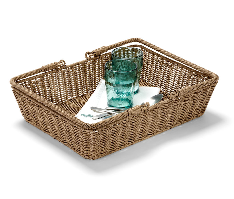 Zwei Glasbecher und Besteck auf einer weißen Serviette in einem Korbtablett.