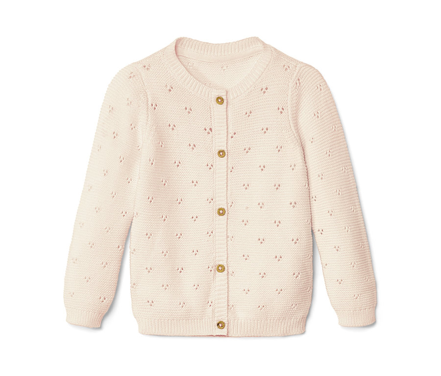 Eine Kinder-Strickjacke mit Knöpfen liegt.