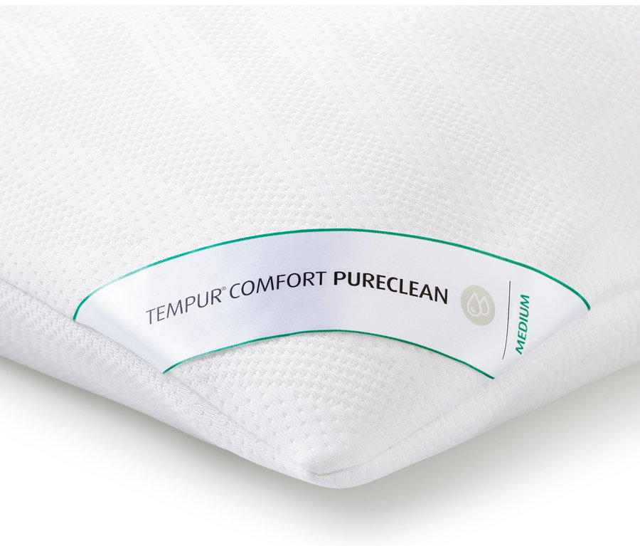 Nahaufnahme eines weißen TEMPUR® Comfort Pureclean Kissens in Medium.