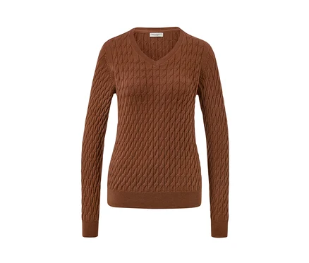 Cognacfarbener Zopfstrickpullover.