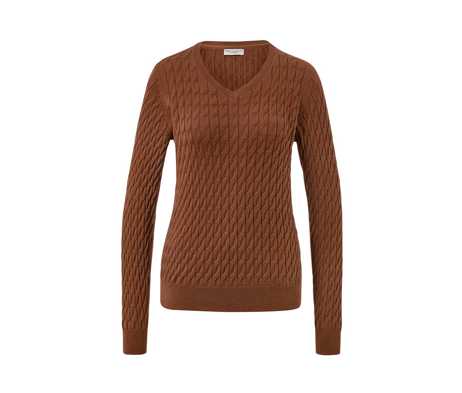 Cognacfarbener Zopfstrickpullover.