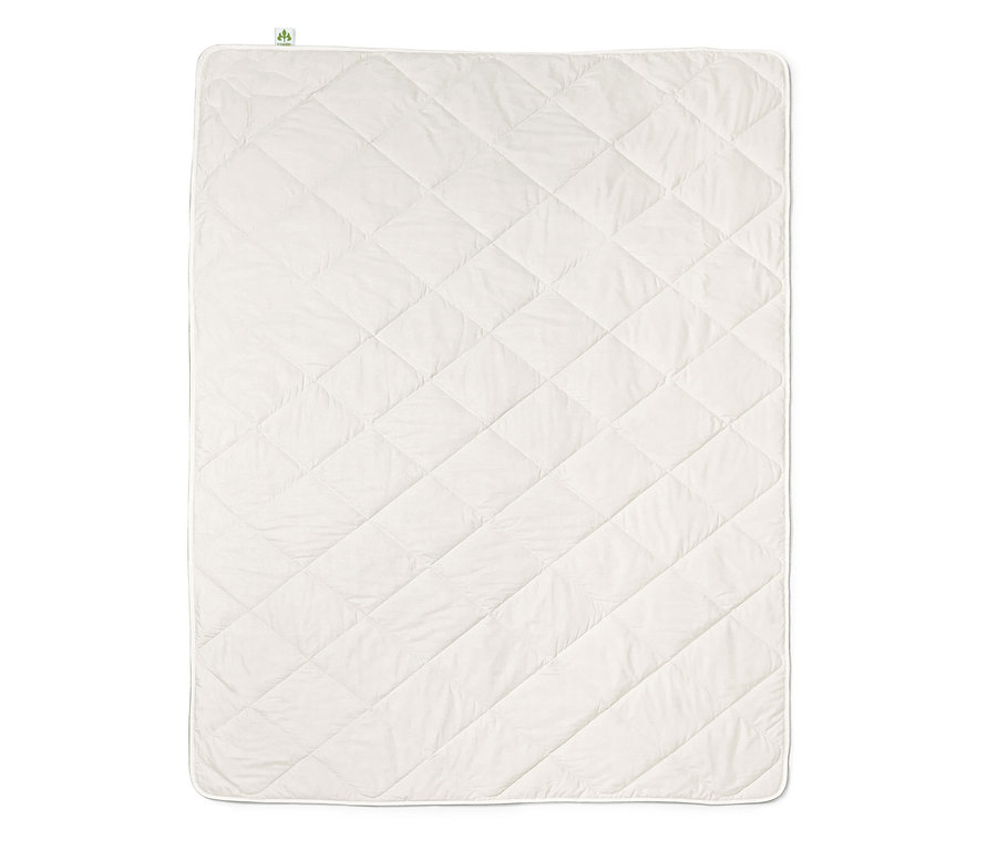 Eine gesteppte, weiße irisette® greenline Seiden-Baumwollbettdecke.