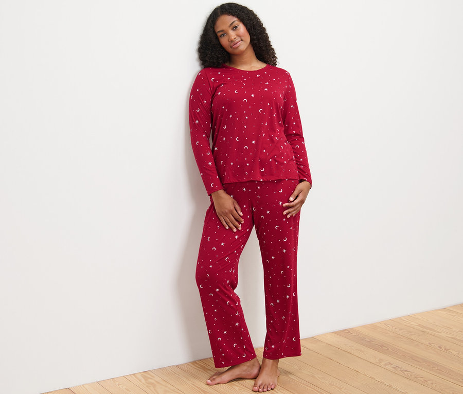 Frau trägt einen roten Pyjama.