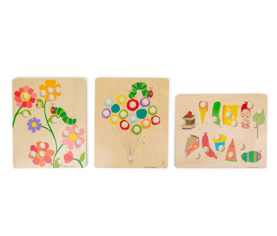 Drei Holzspielbretter mit den Motiven der Kleinen Raupe Nimmersatt mit Stiften.