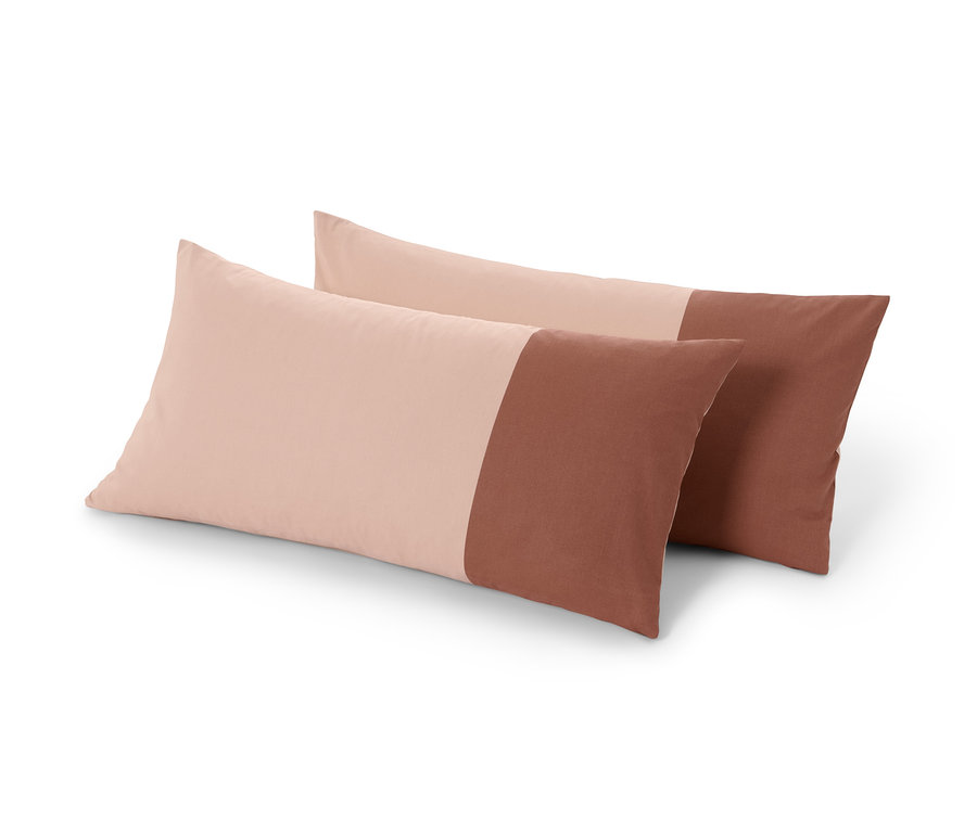 Zwei Renforcé-Kopfkissenbezüge, je zur Hälfte rosa und braun.