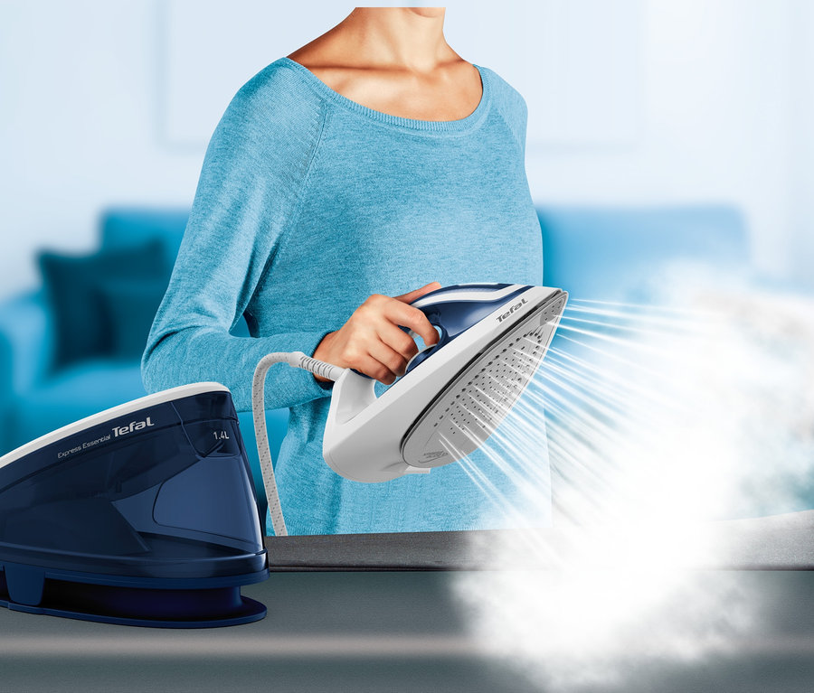 Frau bügelt Wäsche mit dem Tefal Express Essential Dampfbügeleisen.