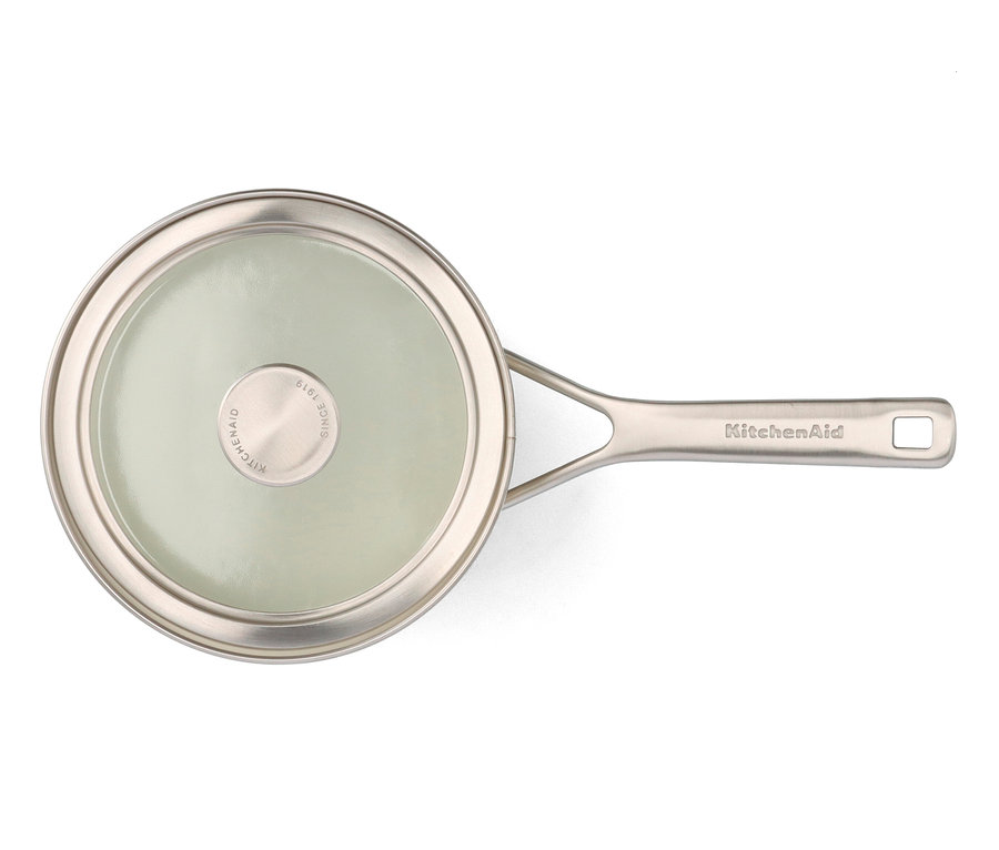 Draufsicht auf eine KitchenAid Steel Core Emaille Stielkasserolle mit Deckel.
