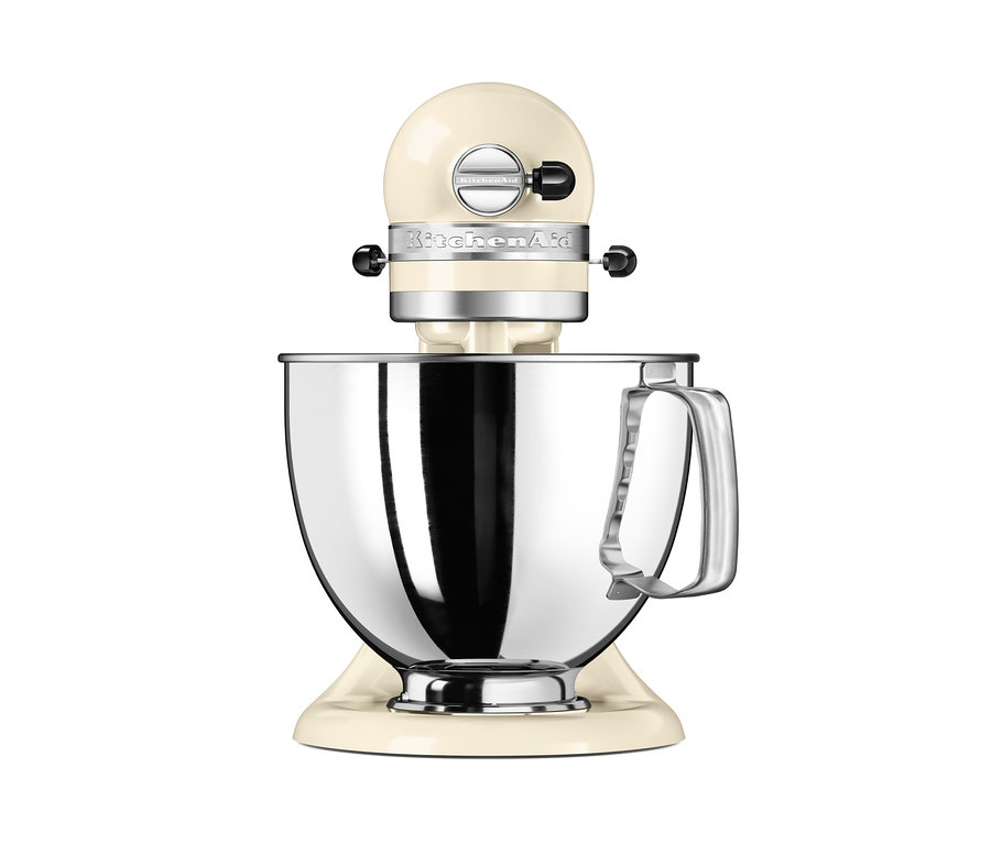 Eine KitchenAid Küchenmaschine »Artisan 5KSM125EAC« in Creme mit einer silbernen Schüssel.