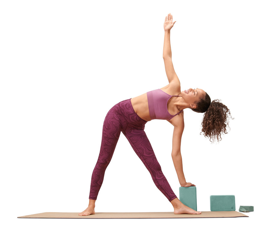 Frau in Dreieck-Yoga-Pose mit Blöcken aus dem Yoga-Set.