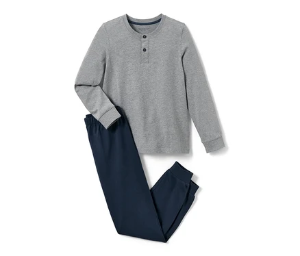 Grauer Kinder-Pyjama mit langen Ärmeln und dunkelblauer Hose.