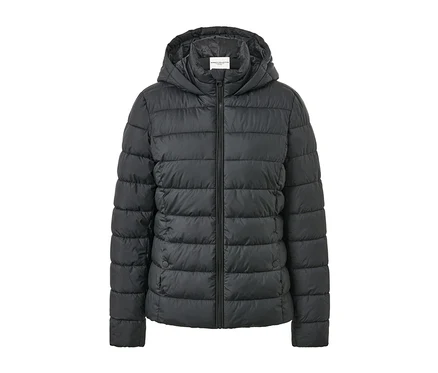 Eine schwarze Steppjacke mit Kapuze.