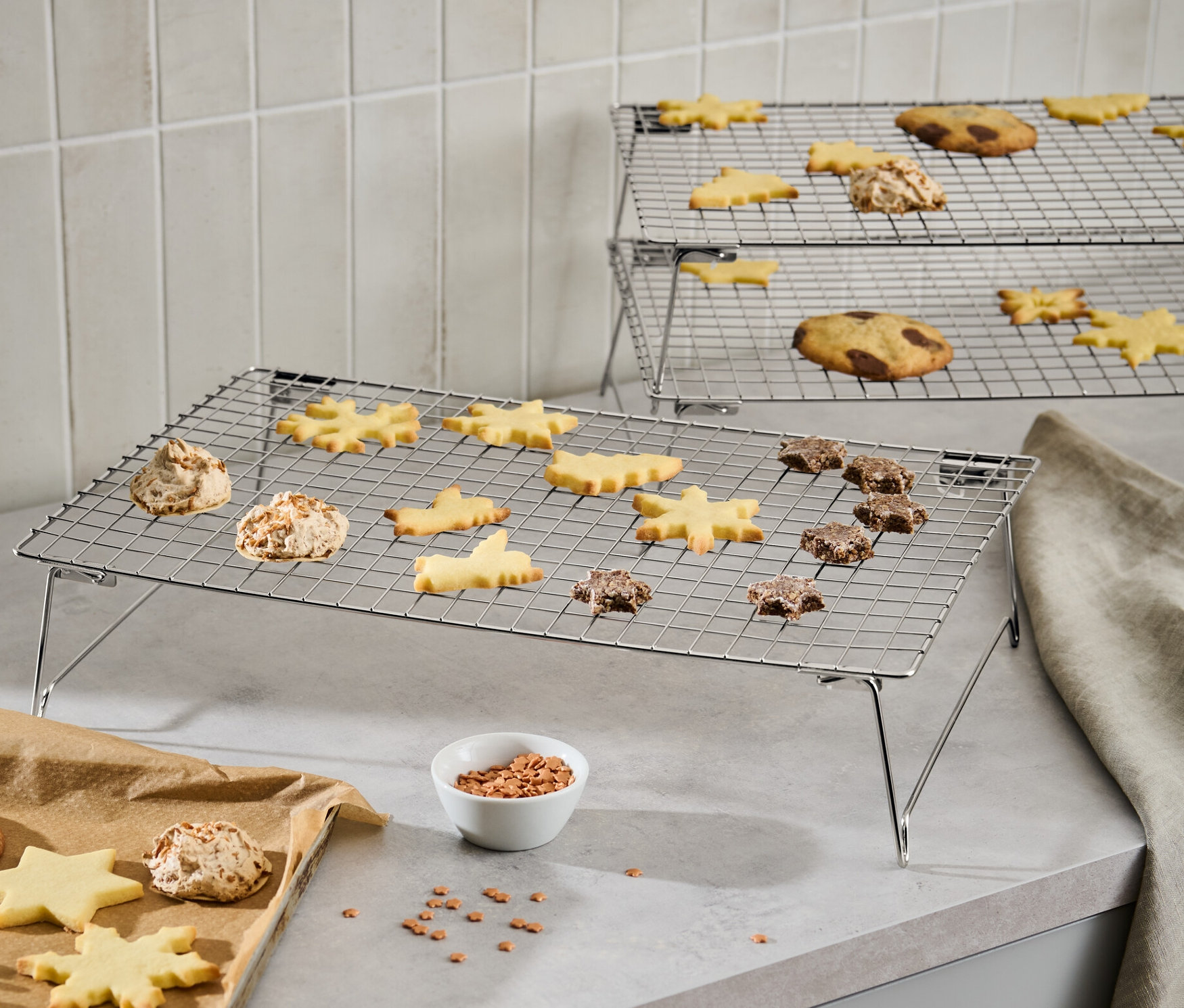 Gebäck auf einem 3-stöckigen Abkühlgitter.