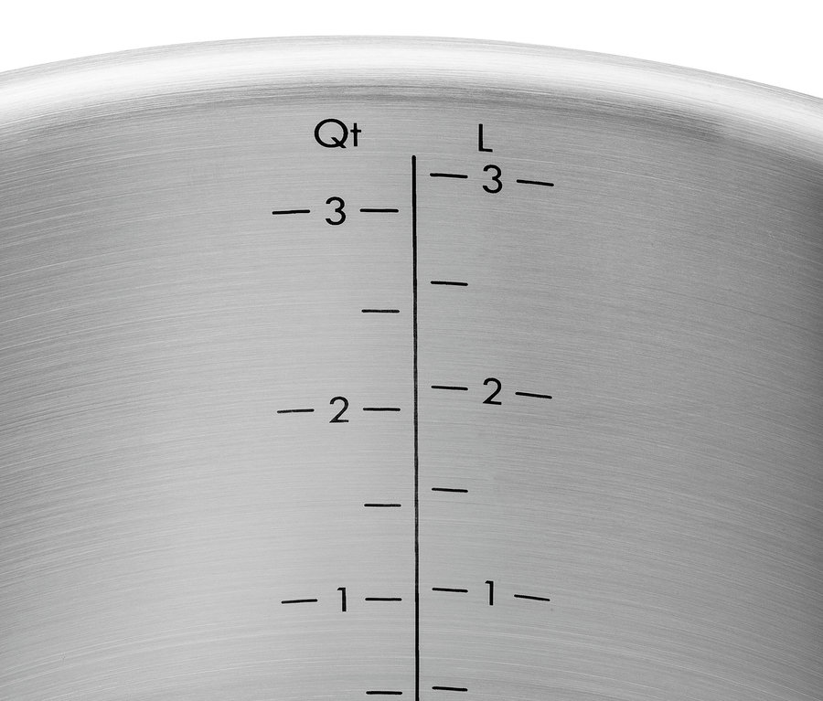 Detailaufnahme der grauen Innenseite eines ZWILLING PURE Edelstahl-Kochgeschirr-Sets mit schwarzen Markierungen für Liter und Quart.