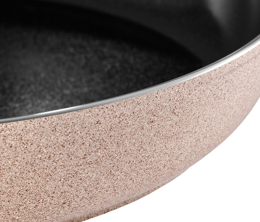 Detail einer BALLARINI Aluminium-Bratpfanne, sandfarben.