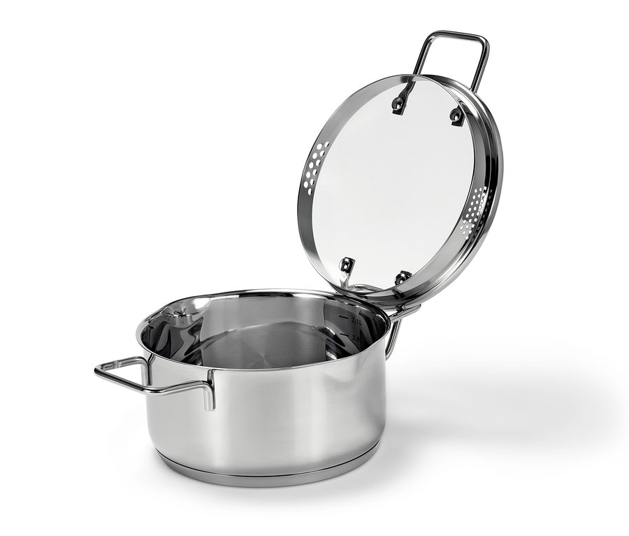 Ein Edelstahlkochtopf mit Deckel aus einem 3er-Set Profi-Edelstahltöpfe.