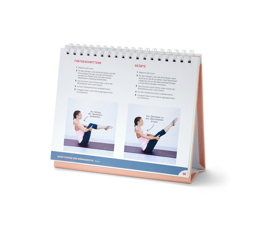 Offenes Buch zeigt eine Frau in einer Yoga-Boot-Pose. Buch »Yoga kann jeder«
