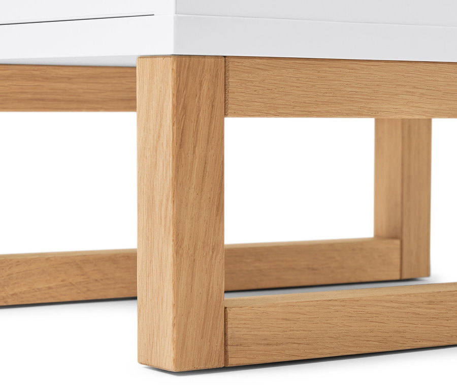 Detailansicht der Unterseite eines schmalen Bad-Beistellschranks mit Schublade und Tür.