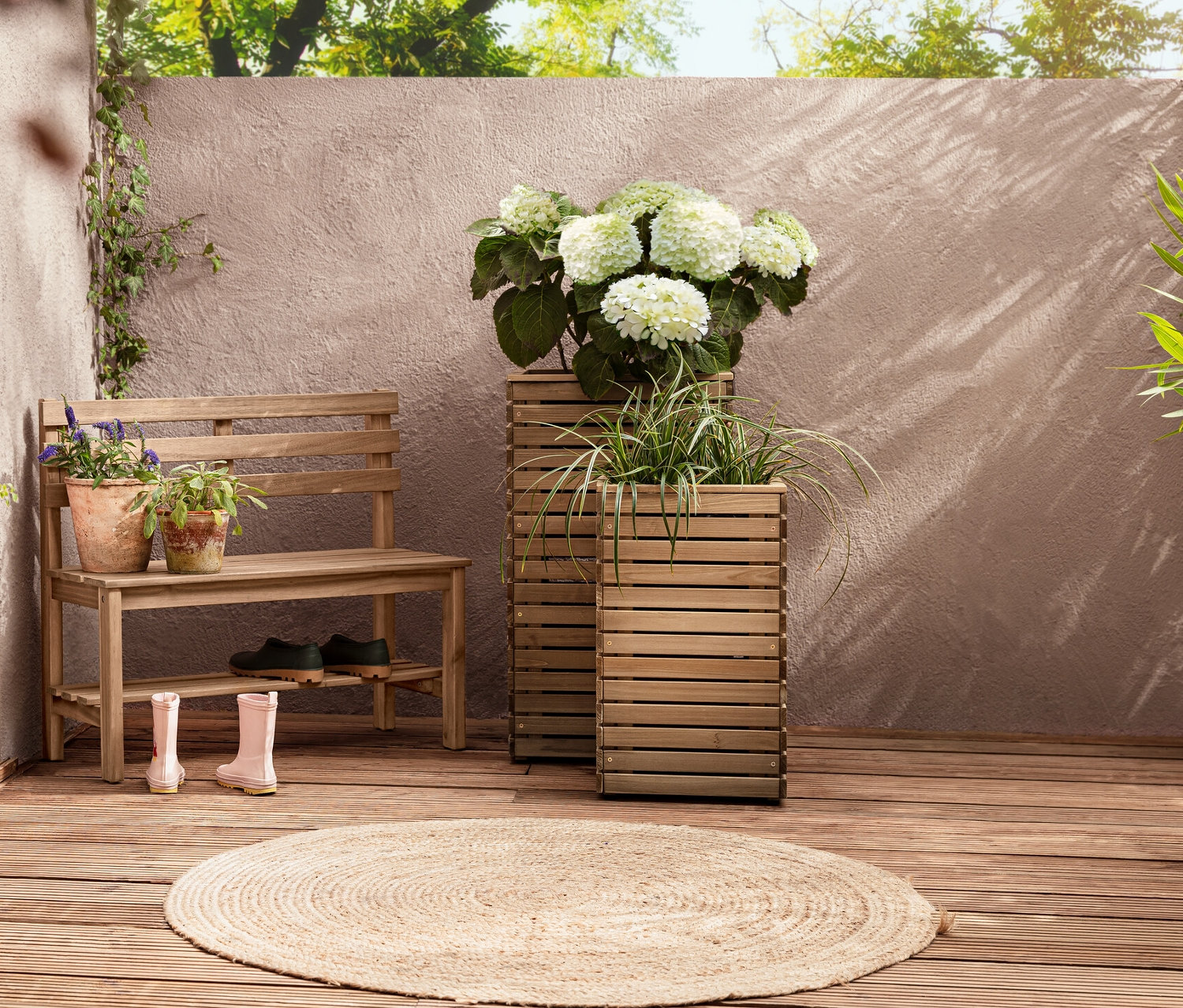 Außenterrasse mit Pflanz-Konsole »Elin«, Pflanzsäulen-Set »Tinus« und kleiner Gartenbank »Lenja« mit Regalboden.