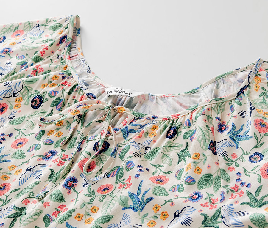 Nahaufnahme eines Shorty-Pyjama-Sets mit Blumenmuster.