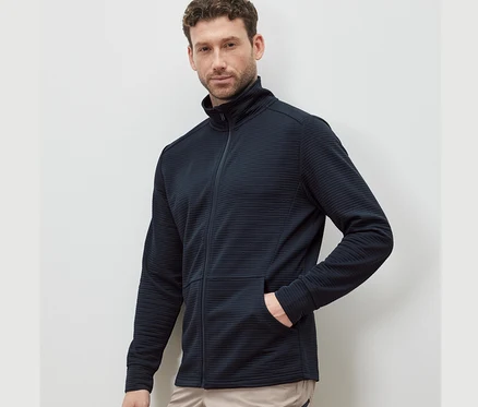 Mann trägt eine marineblaue Funktionsjacke.
