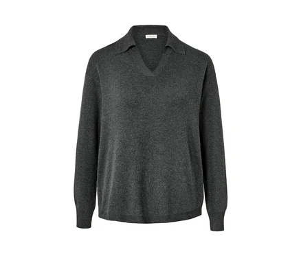 Grauer Strickpullover mit Polokragen.