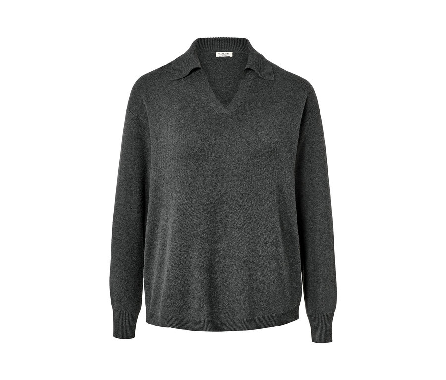Grauer Strickpullover mit Polokragen.