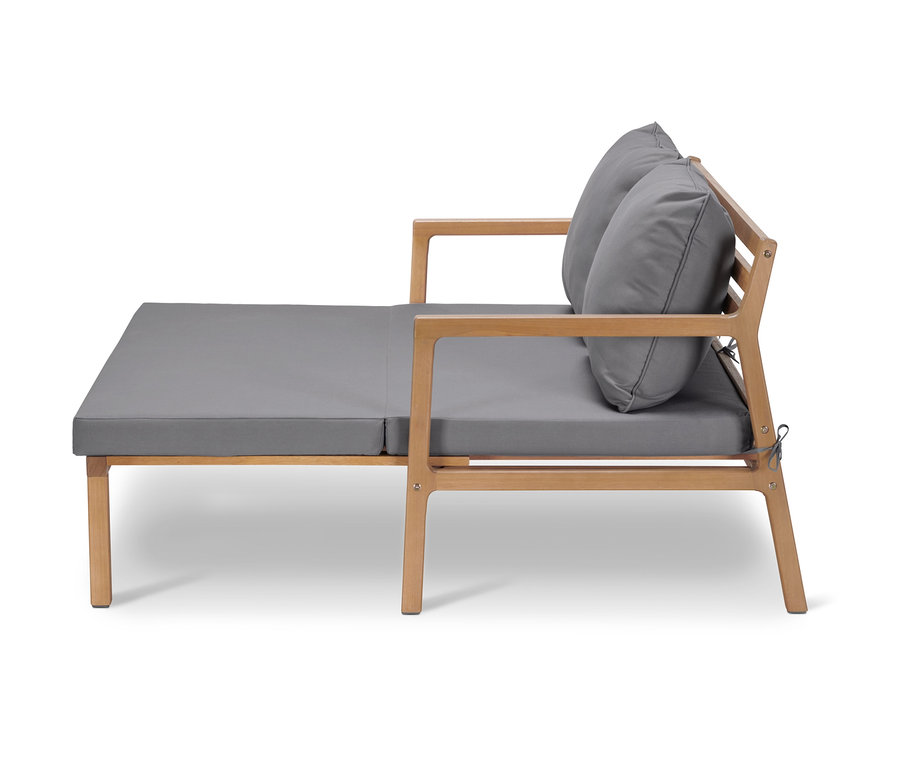 Loungesofa mit ausziehbarem Fußteil mit Holzrahmen und grauen Kissen.