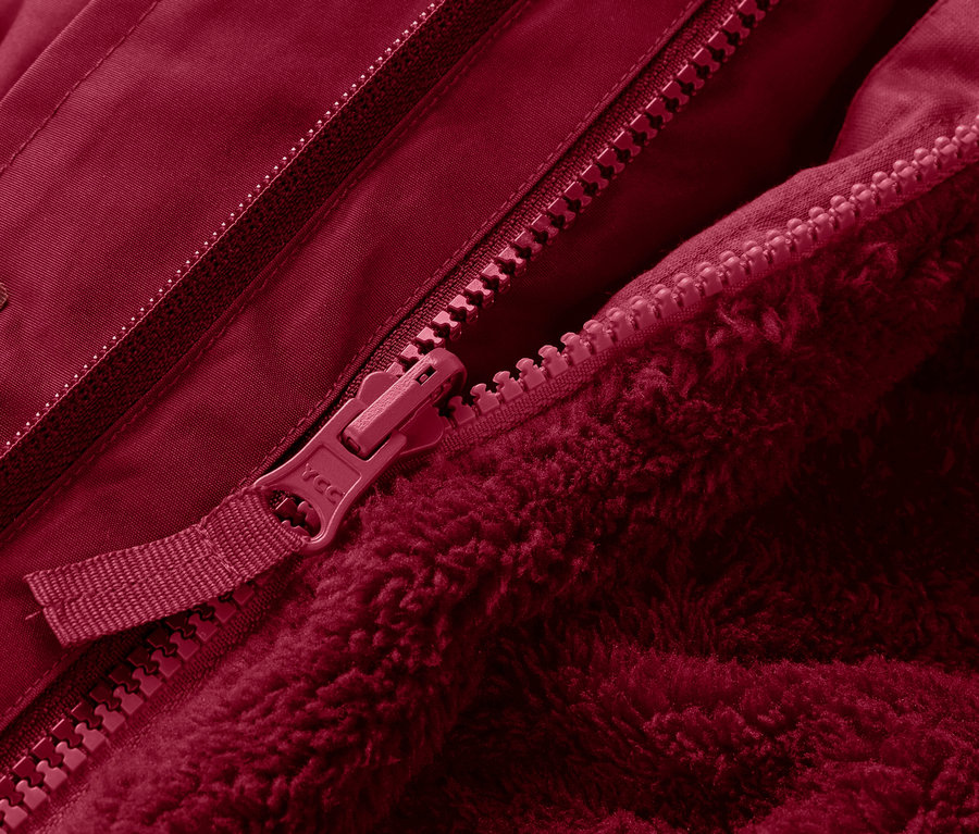 Detailaufnahme einer roten 3-in-1-Kinderwinterjacke mit Reißverschluss.