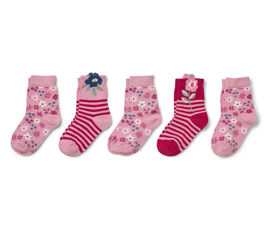 Fünf Paar Kindersocken in Rosatönen mit verschiedenen Mustern, darunter Blumen und Streifen.
