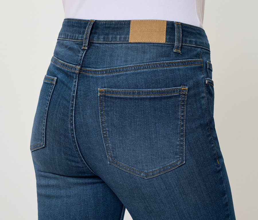 Detailansicht der Rückseite einer blauen Jeans.