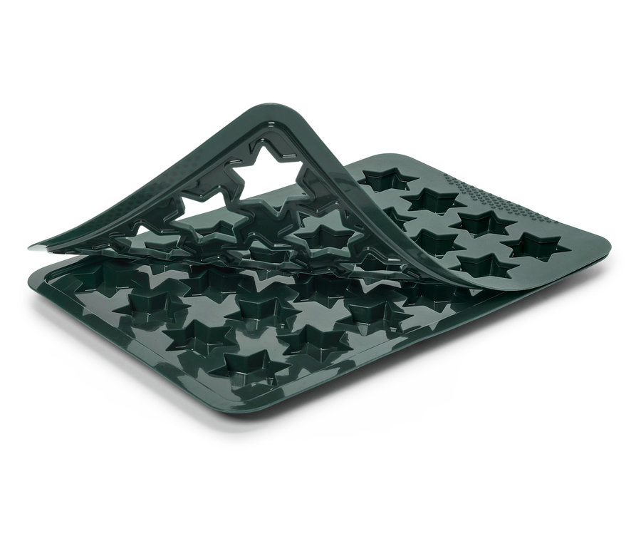 Nahaufnahme einer grünen Silikon-Eiswürfelform in Sternform, wobei der obere Teil abgeklappt ist.