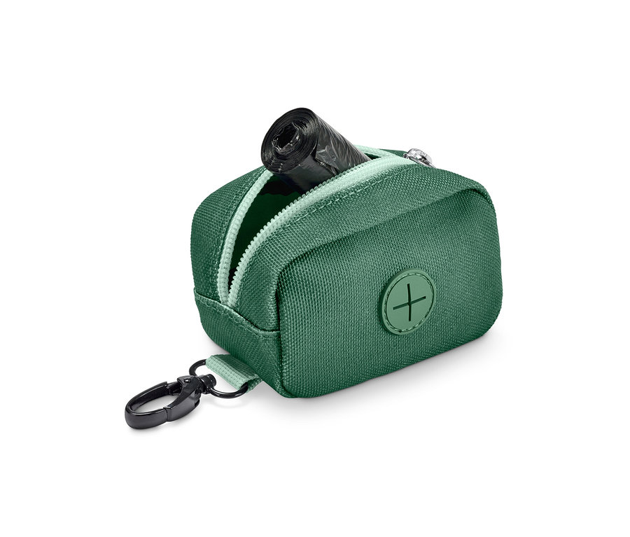 Grüne Hunde-Gassibeutel-Tasche mit schwarzer Kotbeutelrolle und Karabiner.