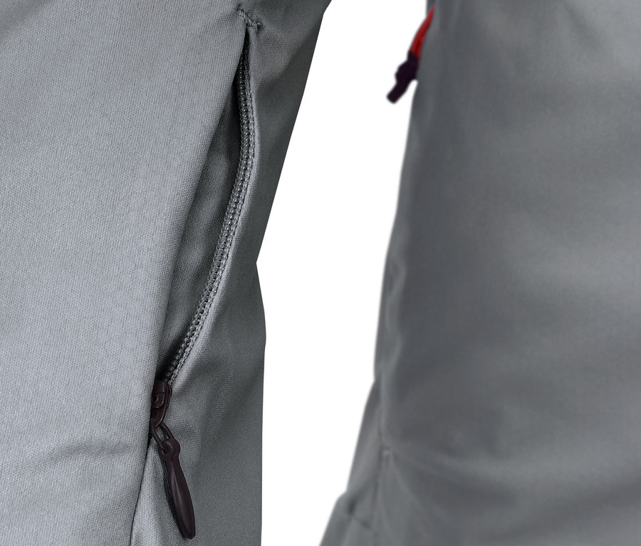 Detail einer hellgrauen Laufjacke mit Reissverschluss an der Tasche.