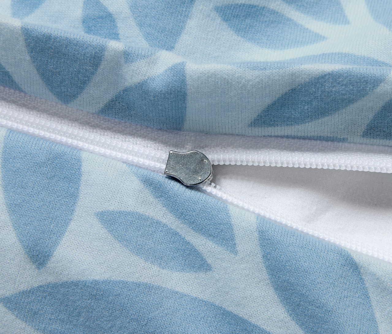 Detail vom Reißverschluss der hellblauen Winterjersey-Bettwäsche in Normalgröße.