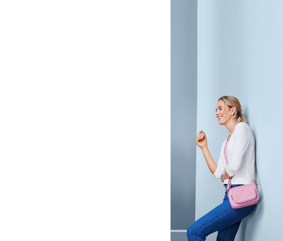 Lächelnde Frau mit Umhängetasche.