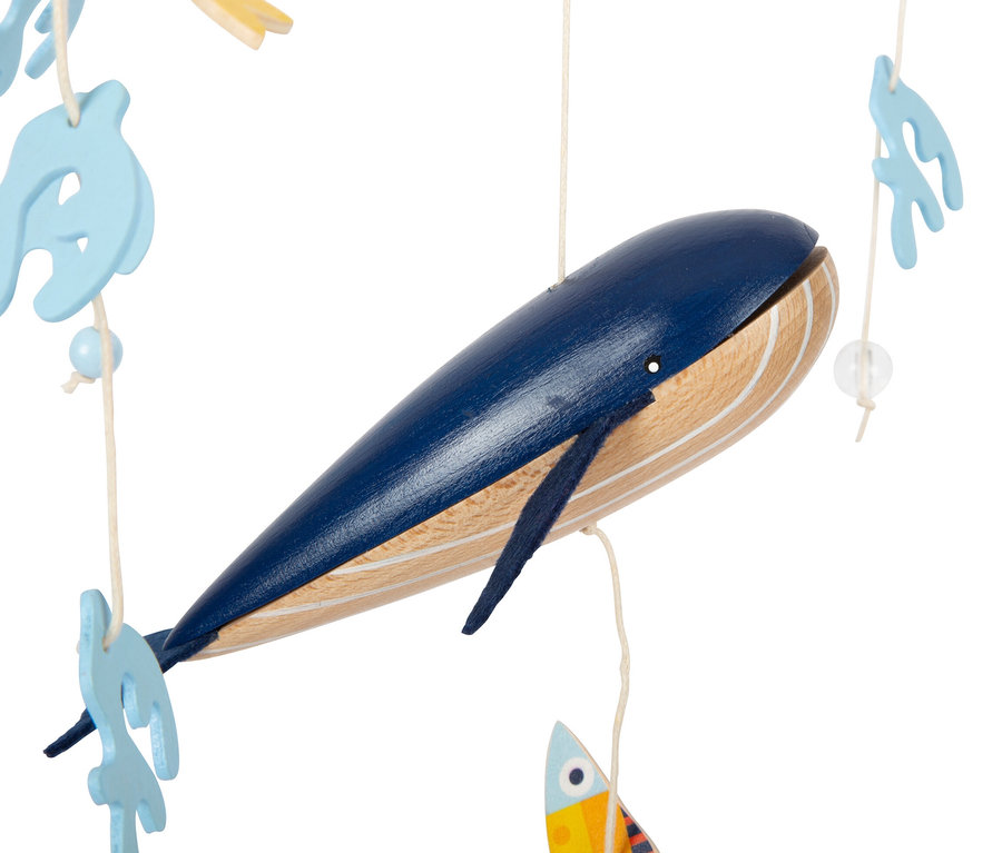 Nahaufnahme eines Holzmobiles mit blauem Wal und Meereskreaturen von small foot Mobile mit Halterung »Seaside«