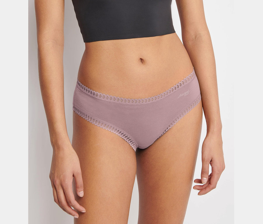 Eine Frau trägt eine Sloggi GO Crush Hipster C3P, multi col. rosé.