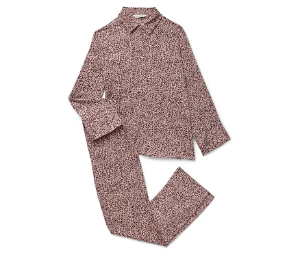 Rosa Schlafanzug mit langärmligem Oberteil und Hose mit Muster liegt auf weißem Hintergrund.