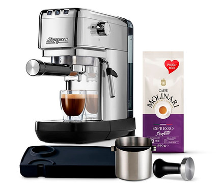 Silberne Lapressa Espressomaschine bereitet Espresso in einem Glas zu. Daneben stehen eine Packung Molinari Kaffee und Zubehör. Lapressa Einsteiger Set ist sichtbar.