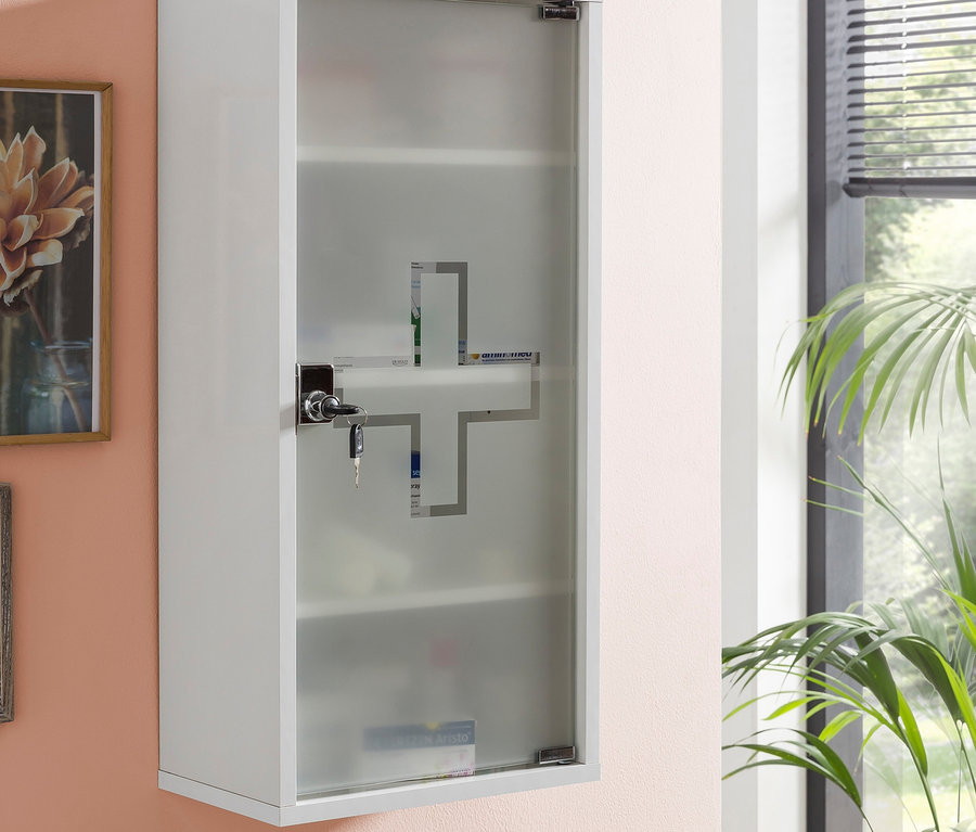 Ein weißer Medikamentenschrank mit einer Tür hängt an der Wand.