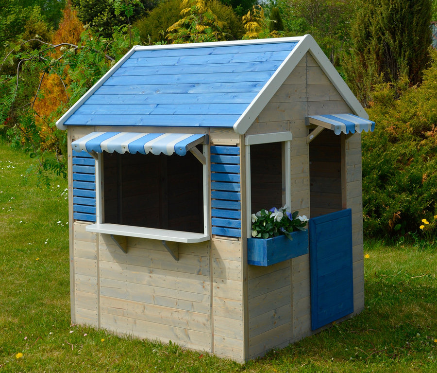 Freistehendes Wendi-Spielhaus »Maritime House« mit blauen Akzenten auf einer Wiese.
